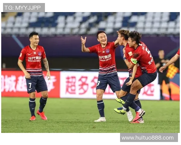 重庆当代与广州恒大激战正酣谁将笑到最后争夺联赛荣耀